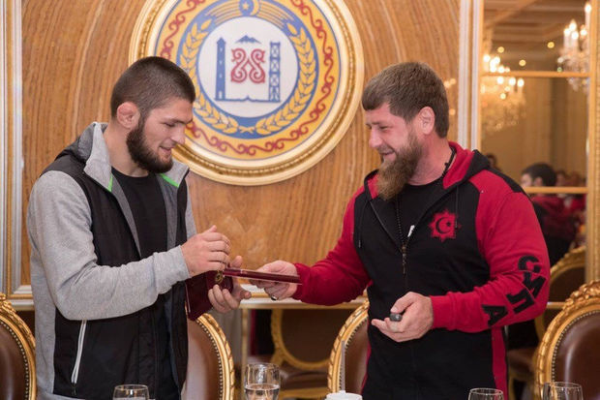 Kadırov Nurməhəmmədova avtomobil bağışladı 